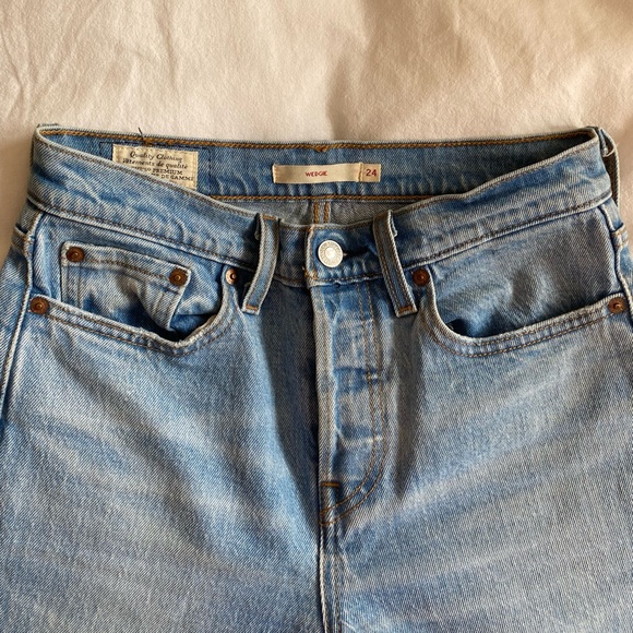 LEVIS WEDGIE LIGHT WASH JEANS - Picture 2 of 3